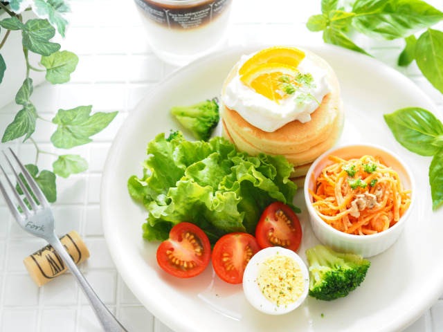 サラダとパンケーキとキャロットラペ