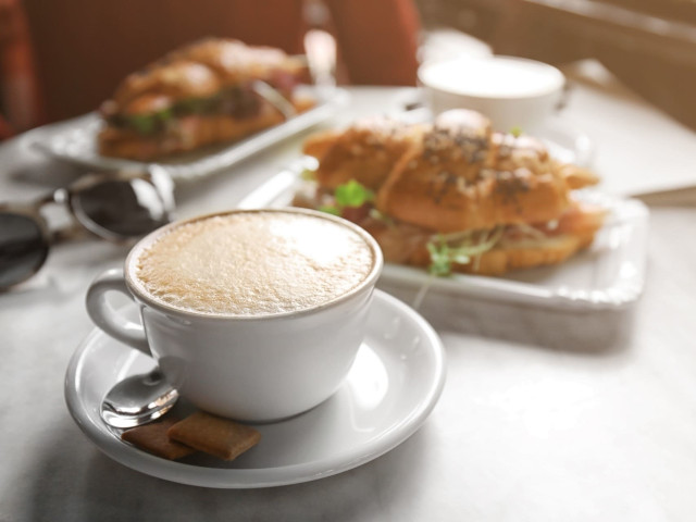 カプチーノとクロワッサンサンド