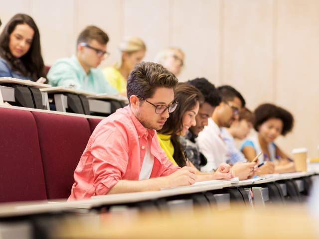 講義を受ける大学生