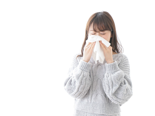 くしゃみをする女性