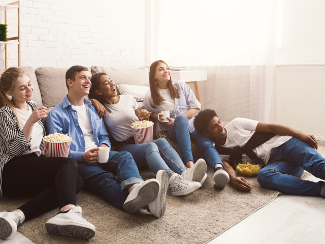 映画鑑賞を楽しむ学生