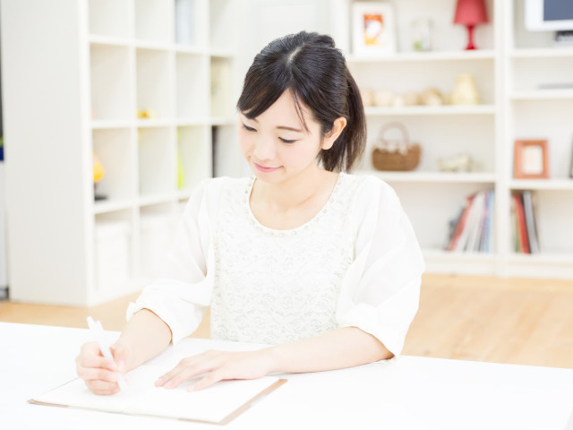 勉強をする女性
